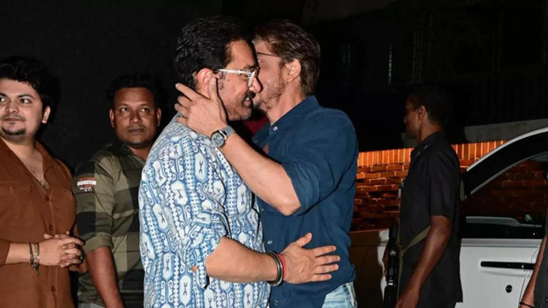 Shah Rukh and Aamir Share a Special Moment